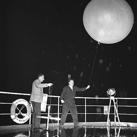 Lancer de ballons sonde, de nuit, à bord du France 1 