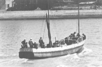 Le Guy rentre au port de La Rochelle. Le Guy rentre au port de La Rochelle, fin des années 30.