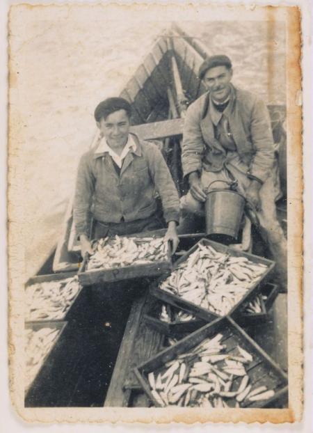 Prosper Trocmé et son père pêchant la sardine dans un pinasson